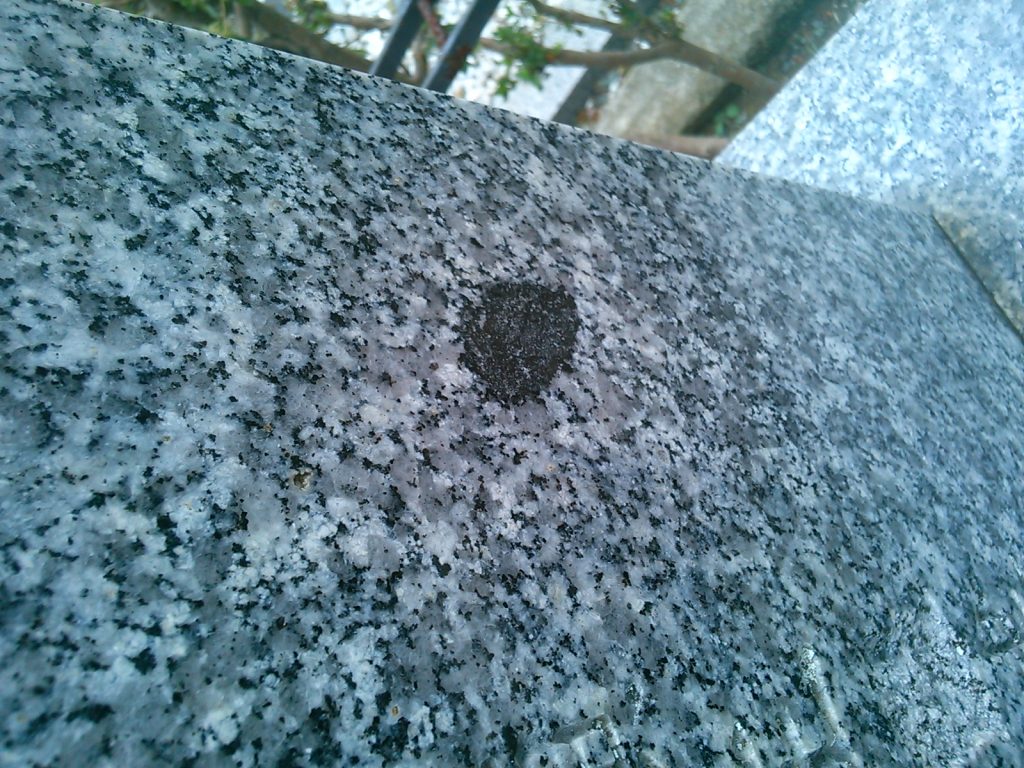 中国でなく日本の石です